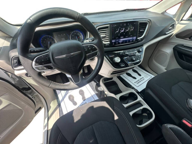 2022 Chrysler Voyager LX