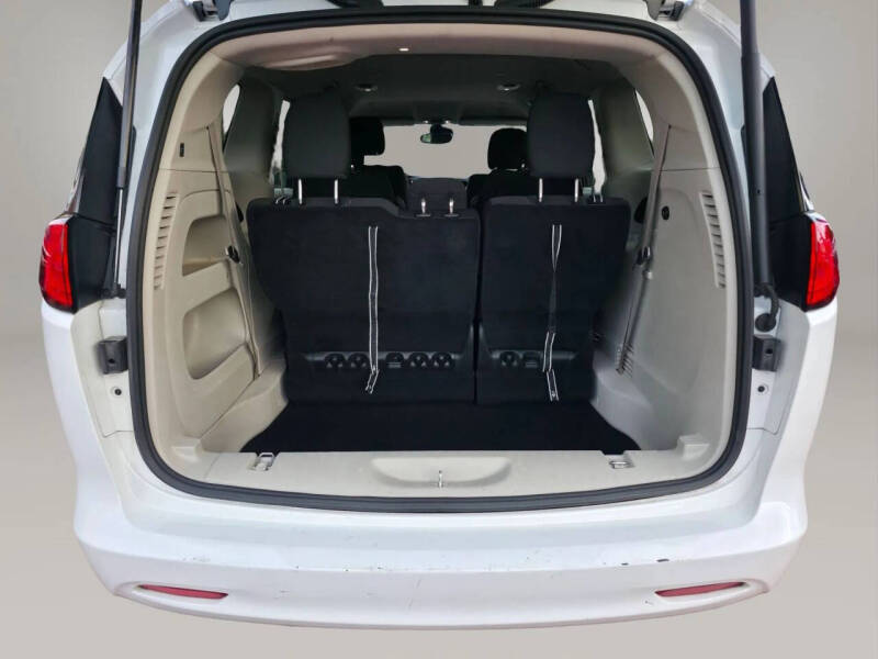 2023 Chrysler Voyager LX