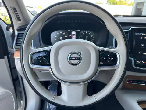 2022 Volvo XC90 T6 Momentum 7-Passenger