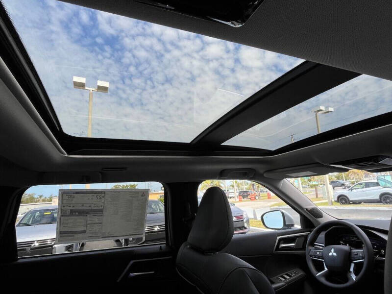 2025 Mitsubishi Outlander SE