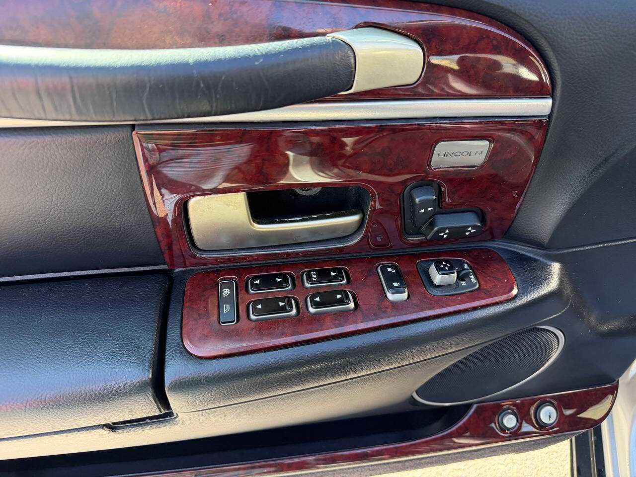2005 Lincoln Town Car 3