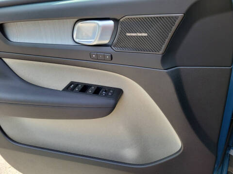 2024 Volvo XC40 B5 Ultimate Bright Theme