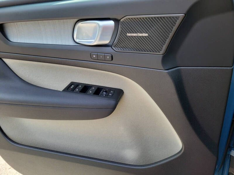 2024 Volvo XC40 B5 Ultimate Bright Theme