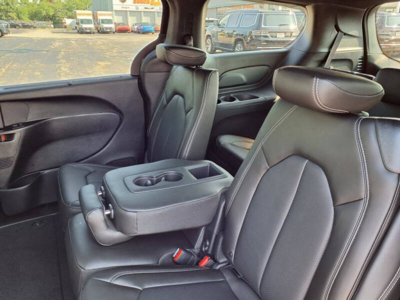 2026 Chrysler Pacifica Select