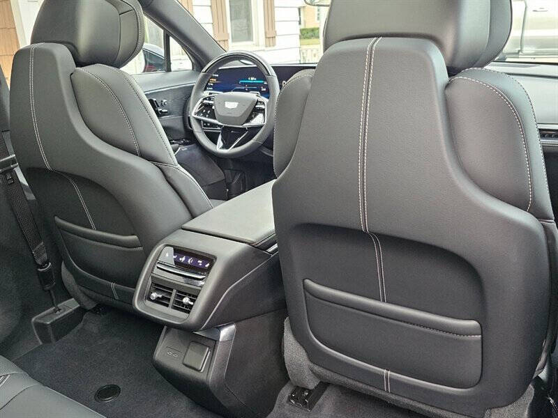 2024 Cadillac LYRIQ Luxury 3