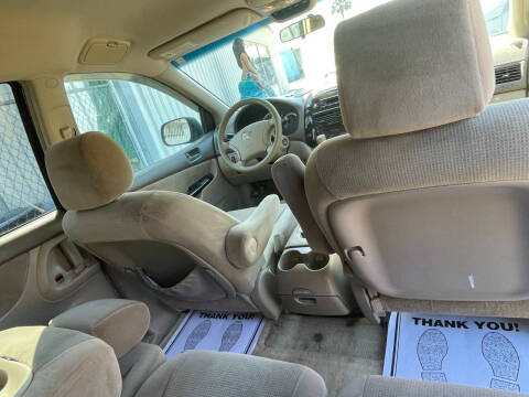 2005 Toyota Sienna LE 8 Passenger