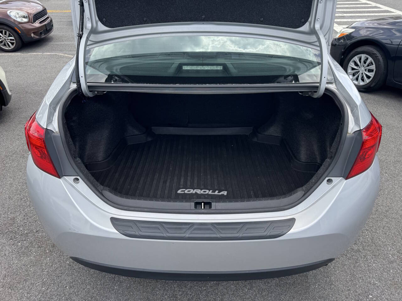 Silver 2017 Toyota Corolla SE SE 4dr Sedan CVT 21