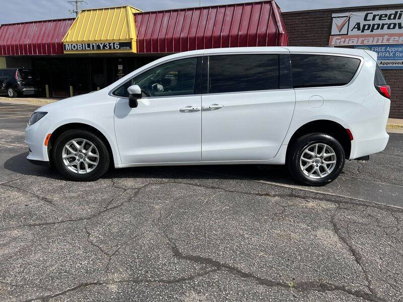 2022 Chrysler Voyager LX