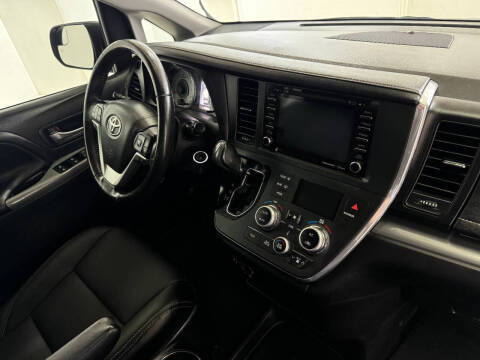 2018 Toyota Sienna SE Premium 8-Passenger