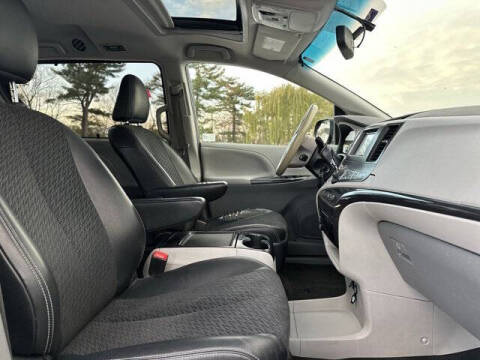2013 Toyota Sienna SE 8-Passenger