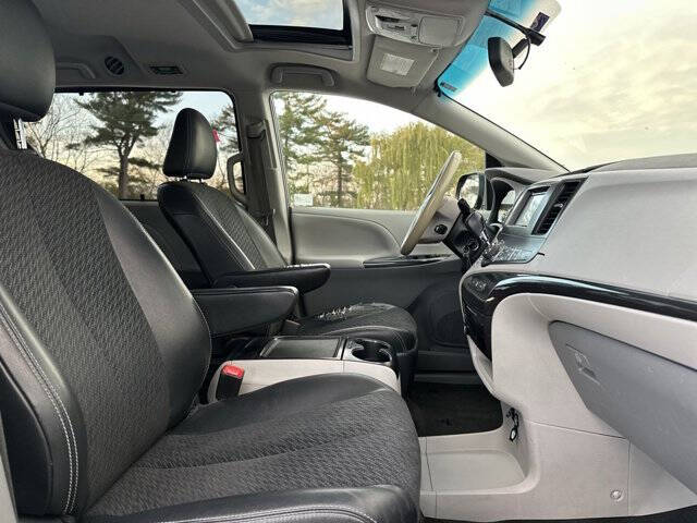 2013 Toyota Sienna SE 8-Passenger