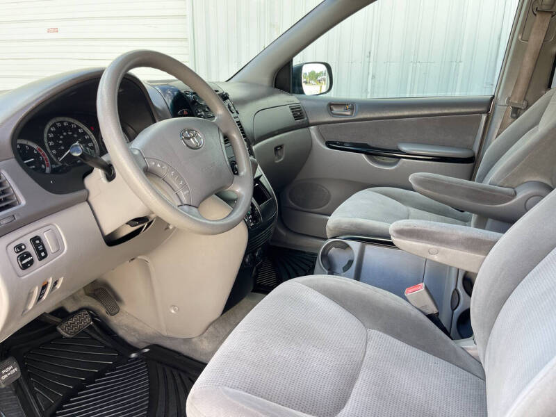 2004 Toyota Sienna LE 8 Passenger