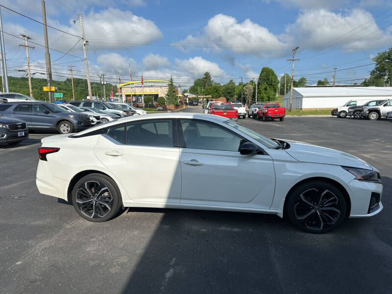 2023 Nissan Altima SR photo 6