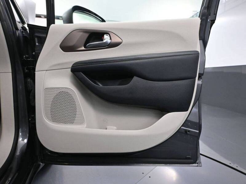 2022 Chrysler Voyager LX