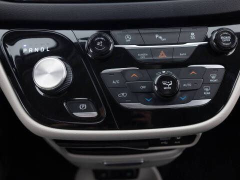 2017 Chrysler Pacifica Touring-L