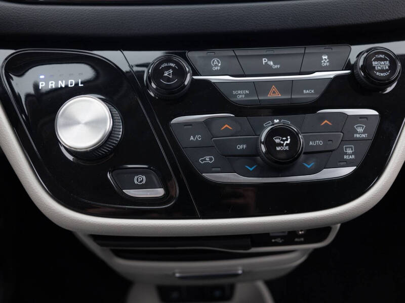 2017 Chrysler Pacifica Touring-L