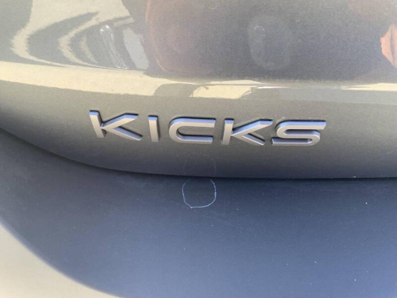 2025 Nissan Kicks SR