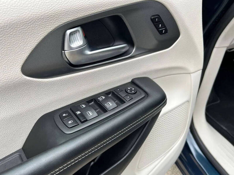 2023 Chrysler Pacifica Plug-In Hybrid Touring L