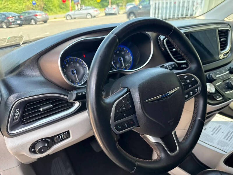 2017 Chrysler Pacifica Touring-L Plus