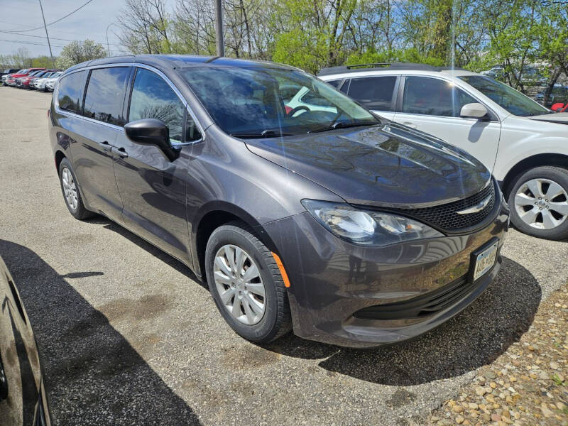 2018 Chrysler Pacifica for sale at Short Line Auto Inc in Rochester MN