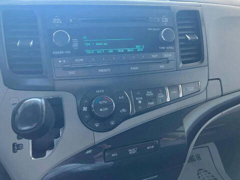 2011 Toyota Sienna SE 8-Passenger