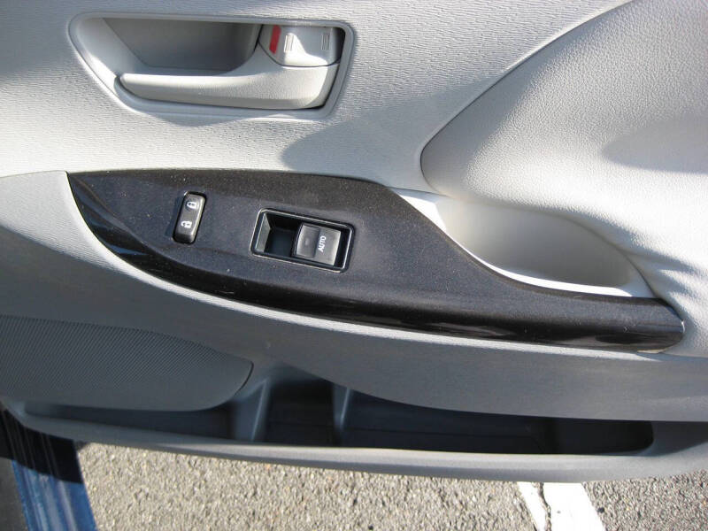 2011 Toyota Sienna LE 7-Passenger Auto Access Seat
