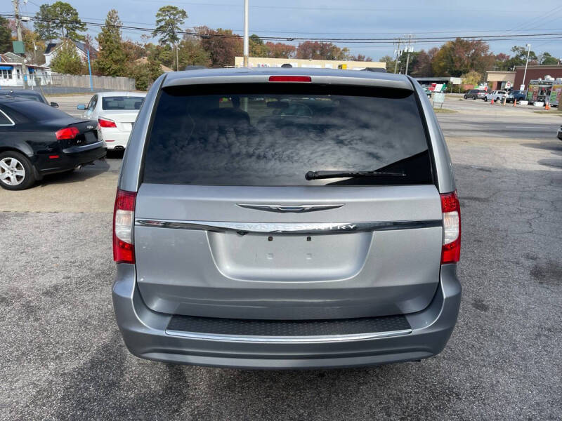 2013 Chrysler Town & Country Touring photo 7