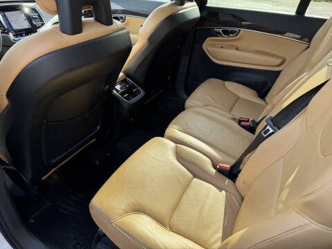 2016 Volvo XC90 T6 Momentum