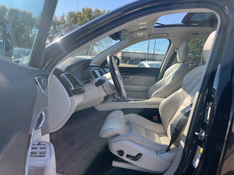 2016 Volvo XC90 T6 Momentum