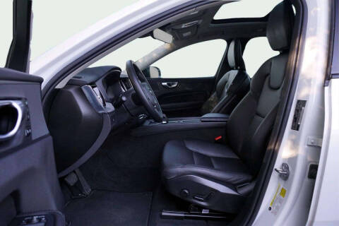 2025 Volvo XC60 B5 Core Dark Theme