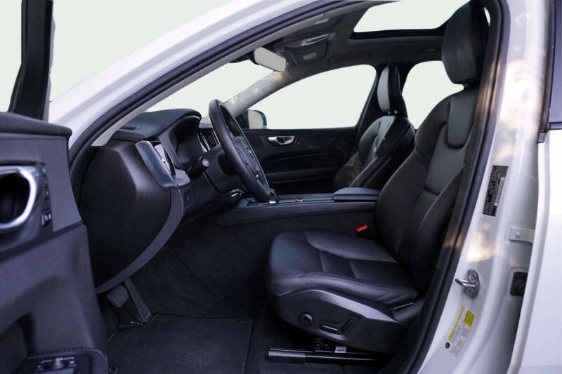 2025 Volvo XC60 B5 Core Dark Theme