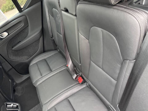 2025 Volvo XC40 B5 Core Bright Theme