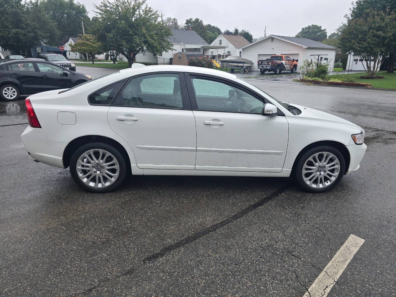 2008 Volvo S40 for sale at QUEENSGATE AUTO SALES in York, PA