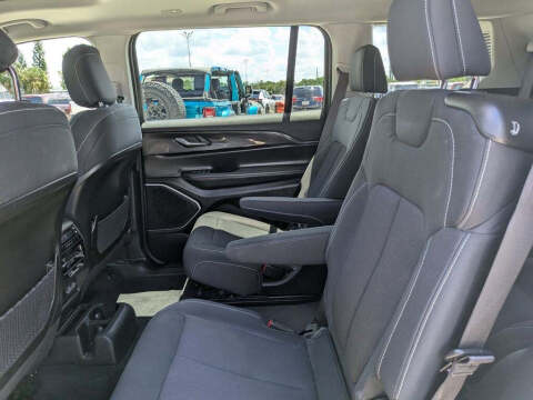 2022 Jeep Grand Cherokee L Laredo
