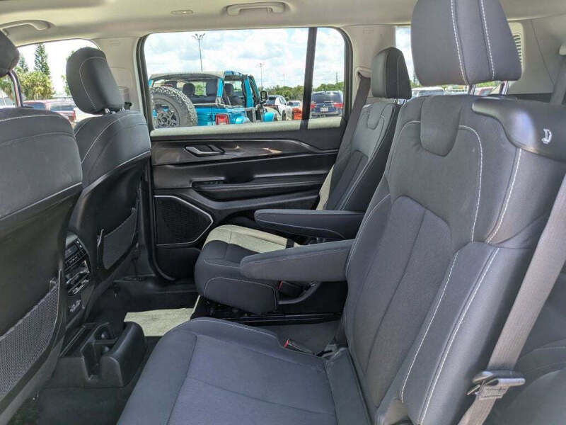2022 Jeep Grand Cherokee L Laredo