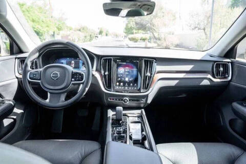 2025 Volvo V60 Cross Country B5 Plus