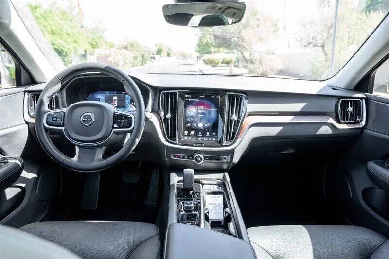 2025 Volvo V60 Cross Country B5 Plus