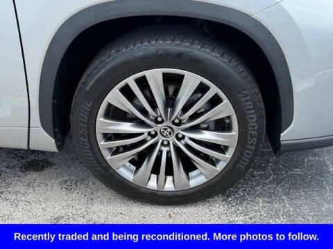 2022 Toyota Highlander Hybrid Platinum