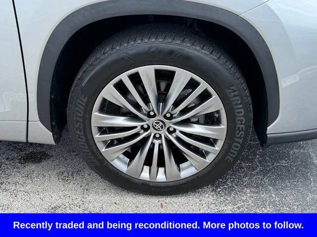 2022 Toyota Highlander Hybrid Platinum