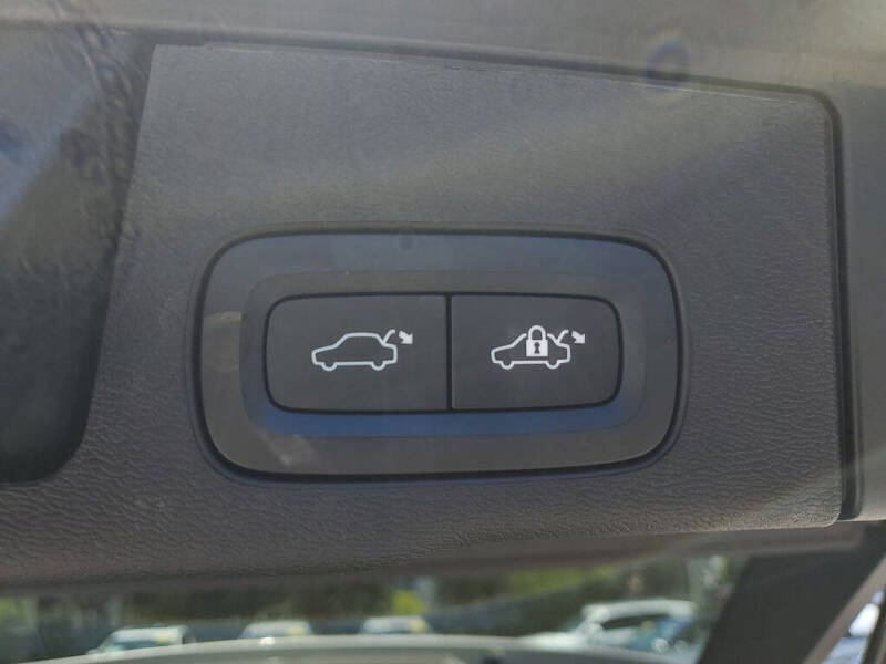 2023 Volvo XC60 B5 Plus Dark Theme