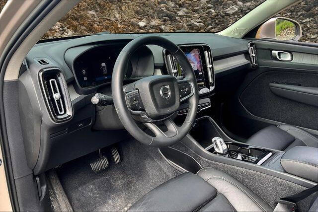 2023 Volvo XC40 B5 Plus Bright Theme