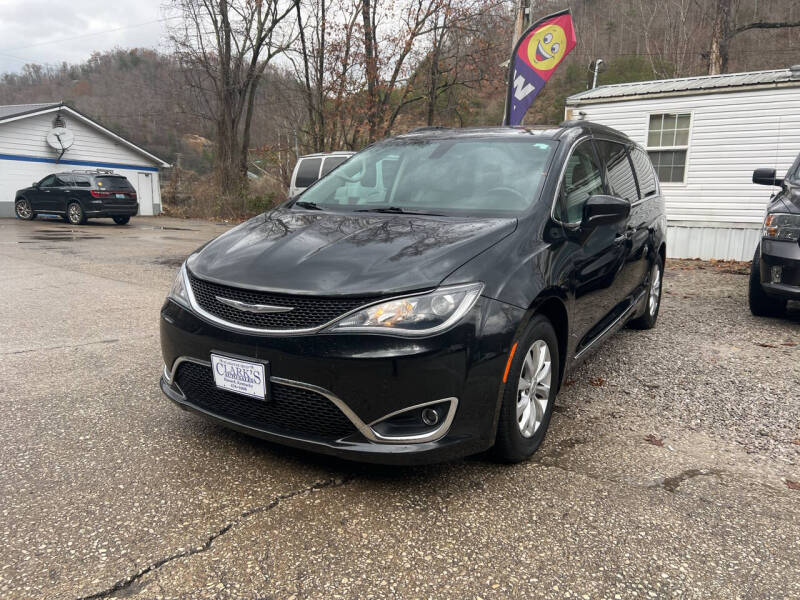 2017 Chrysler Pacifica Touring-L photo 2