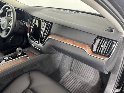 2024 Volvo S60 B5 Plus Dark Theme