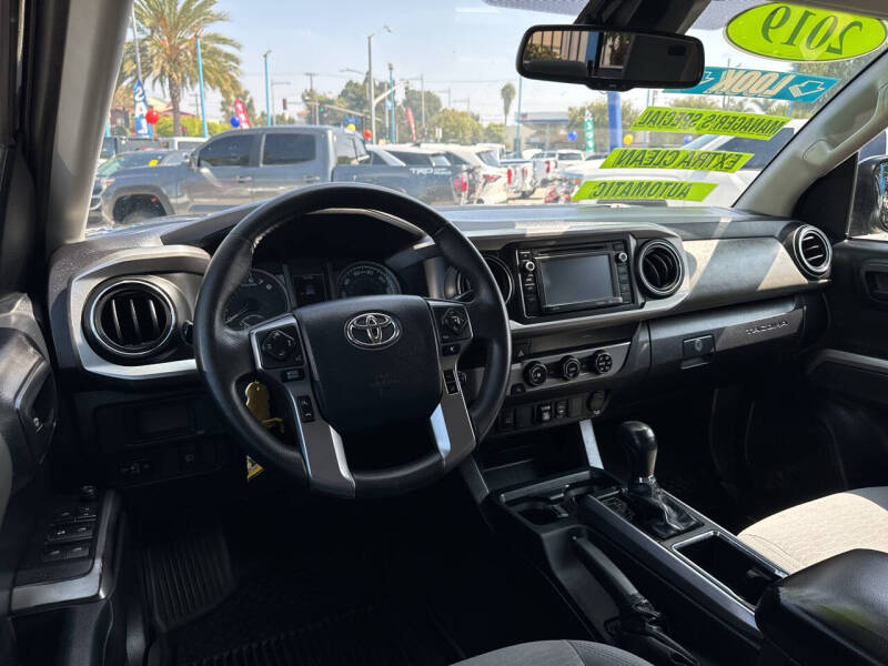 2019 Toyota Tacoma SR5 photo 12