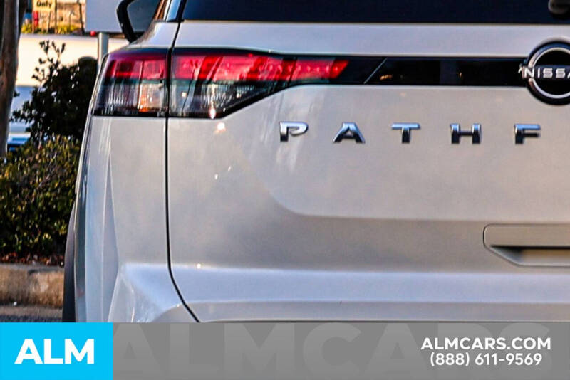 2022 Nissan Pathfinder SV