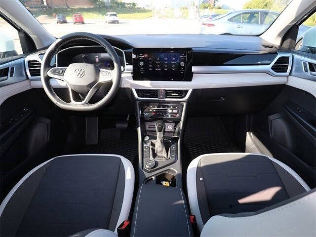 2025 Volkswagen Taos SE 4Motion