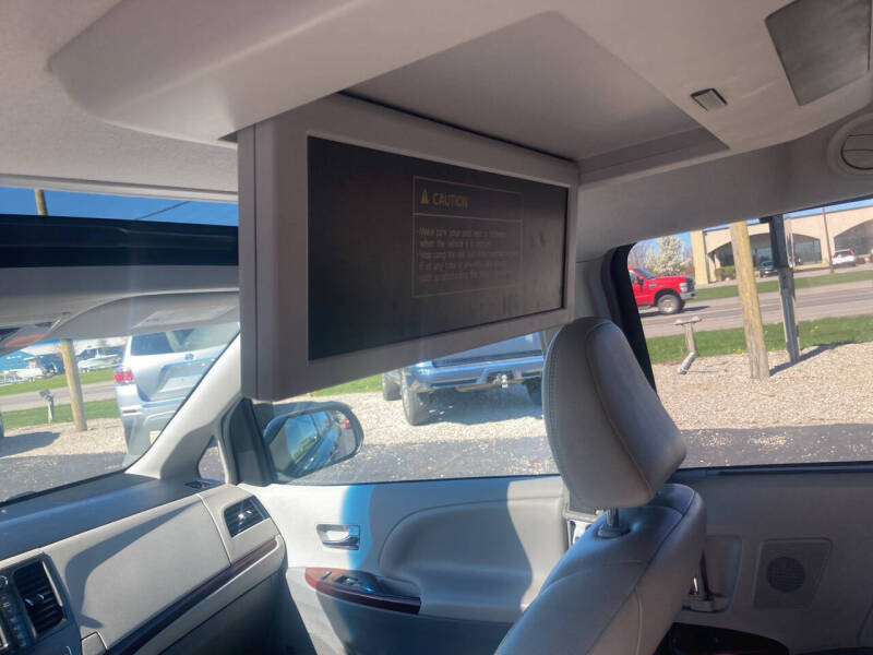 2012 Toyota Sienna XLE 7-Passenger Auto Access Seat