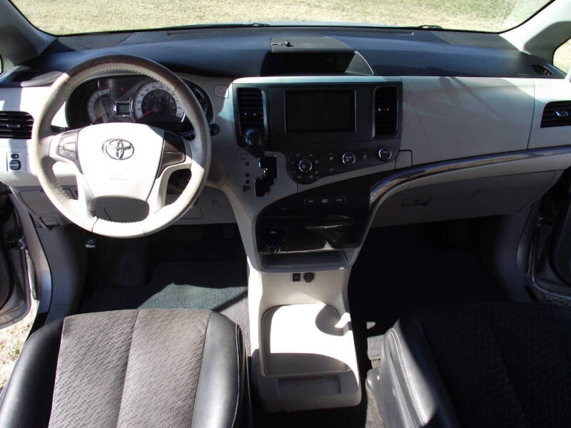 2011 Toyota Sienna SE 8-Passenger