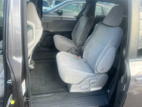 2015 Toyota Sienna LE 8-Passenger