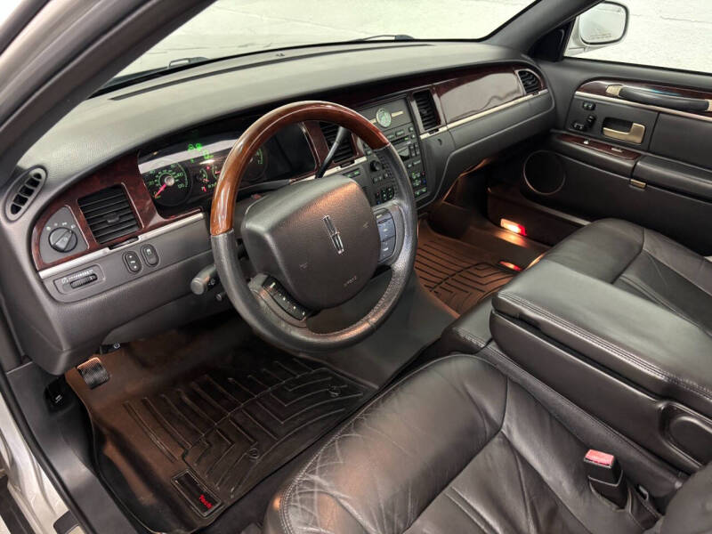 2006 Lincoln Town Car Signature Limited